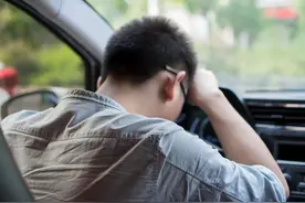 夏天千万千万不能在车内开空调睡觉了！图片