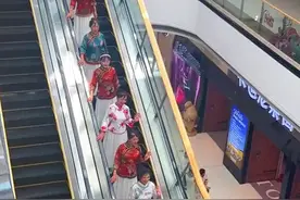 网友拍下一群大妈霸占电梯拍视频，并强行阻止路人正常通行，拍摄者:上下往返几趟才走图片