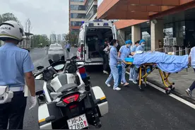 19岁女孩生命垂危 成都交警开通绿色救助通道一路护航图片