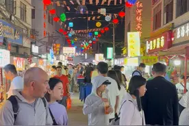 春城晚报-开屏新闻·生活节｜双桥夜市焕发老街新活力，云南特色美食汇聚一堂图片