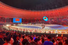 成都大运会开幕式：旗手胡朕卓、郭涵煜带领中国代表团入场图片