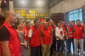 你敬队礼我还军礼！“十三村”里军民情谊深图片