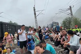 K396乘客们的4天3夜：孩子被重点保护，沿途村民收留步行掉队者图片