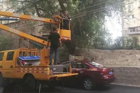 包扎破损电缆 消除安全隐患图片