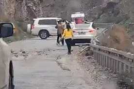 318线巨石砸中特斯拉女孩下车哭着为爸爸求救，伤者已送医视频封面