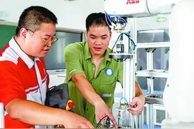 指挥机器臂下象棋 最佳拍档获省金奖图片