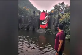 印度一汽车意外坠入瀑布:车上女孩尖叫 其父施救未果也溺水图片