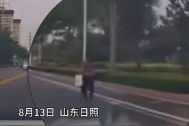 网友偶遇一路小跑的大姨，捎上大姨帮忙追赶公交车。网友：咱山东小伙主打热心肠图片
