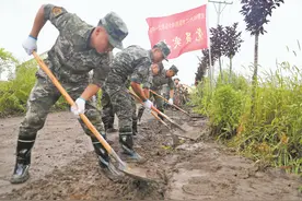 坚决听从统帅号令，解放军和武警部队斗志昂扬，发扬敢打硬仗连续作战优良作风图片