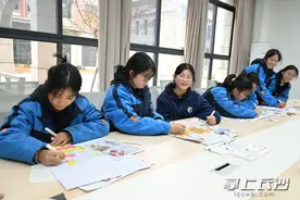 妇女节前夕，这群中学生向校园女性劳动者送上一份特别礼物图片