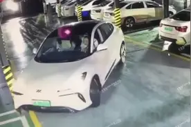 智己LS6自动泊车时刮蹭，智驾负责人：自费承担客户修车费；官方：公司负责图片