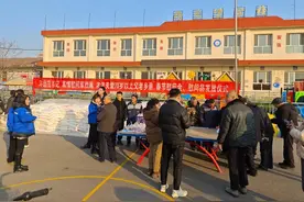 马德茂：为杨乐堡村军烈属及70岁以上老人发放春节福利图片