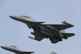 歼15D首次亮相！图片