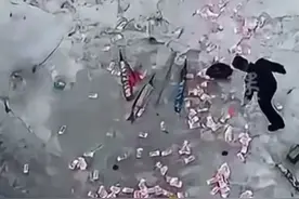 大桥下发现大量疑似百元大钞，知情人：是真钞，估算最少有10万图片