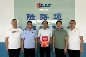致敬榜样！路遇货车侧翻伸援手，潍坊“交通人”义举生辉图片