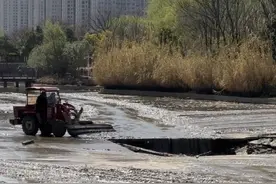 洛阳一湖底出现塌方 当地回应：正在清淤图片