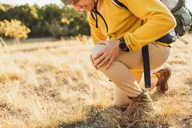 登山最伤膝？几个小窍门，护膝腿不抖，下山更轻松图片