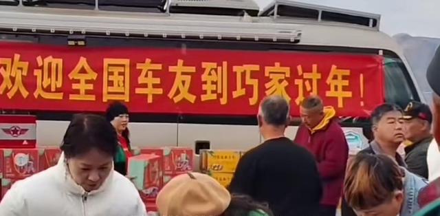 云南巧家县免费露营地成“躺平式旅游”热门目的地，冬季平均气温23度，有游客曾连续两年来此猫冬跨年