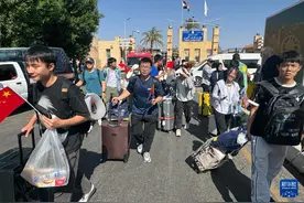 上百名在以中国公民撤离至埃及境内图片