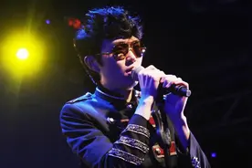 周末·艺体丨多位歌手演唱会上悼念方大同！邓紫棋落泪，单依纯哽咽……图片