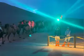 高质量发展看中国丨走进敦煌：沙漠骆驼红绿灯走出丝绸之路既视感  敦煌鸣沙山月牙泉的创意很浪漫图片