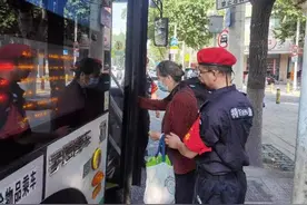 这支志愿服务队连续6年为高考“保驾护航”图片