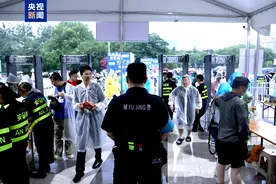 江苏公安重拳打击黄牛倒卖“苏超”门票：105人落网图片