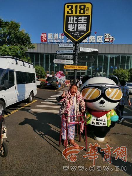 71岁的他硬核宠妻 8年来带着瘫痪妻子自驾游全国