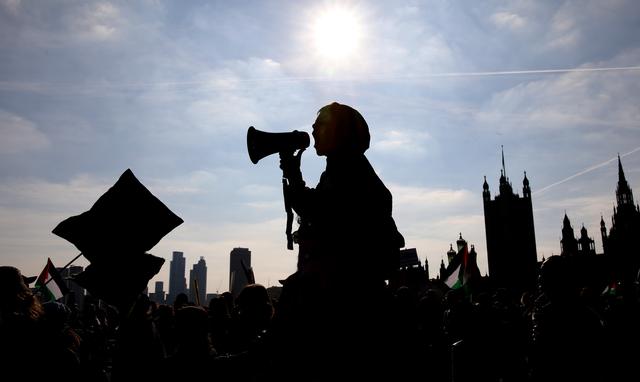英国民众举行游行活动声援巴勒斯坦