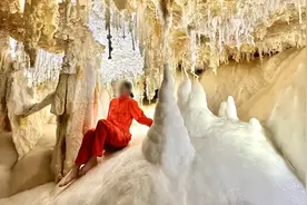 女子赤脚踏入4.8亿年“地下水晶宫晶花池” 拍照，当地官方回应图片