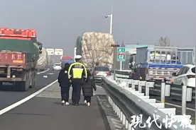 服务区上完厕所发现车不见了，两名儿童被困高速中间图片
