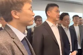传久未公开露面的刘强东现身香港，参观机器人相关实验室图片