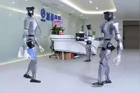 越疆科技发布全球首款“灵巧操作+直膝行走”具身智能人形机器人图片