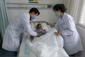 老奶奶重度子宫脱垂小便困难，黄陂区人民医院多学科诊治还其“方便”图片