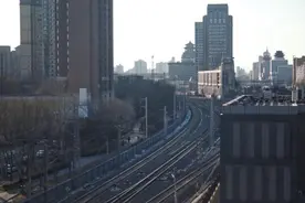 12306热线电话：一端是归途，一端是坚守图片