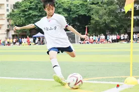 “足球小将”绿茵场上逐梦图片