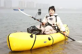 95后湖南妹子划皮划艇独闯上海，直播吸粉上万！官方提醒→图片