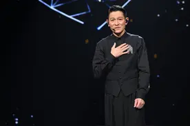 刘德华、胡枫分获颁授银紫荆勋章和铜紫荆星章图片