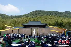 浙江绍兴兰亭再现“曲水流觞” 中外书法爱好者泼墨挥毫图片