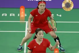 湖南首金！贾一凡/陈清晨羽毛球女双夺冠图片