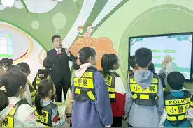 海州区人民法院联合连云港市公安局海州分局、海州区妇联共同开展“海州区青少年普法巴士”活动图片