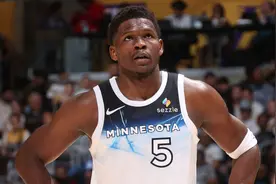 官宣：爱德华兹被驱逐后将球掷向观众席 被罚款3.5万美元图片