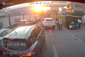 男子骑摩托摔倒，公交司机暖心救助获赞图片