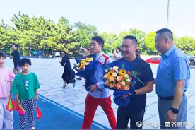 奥运冠军练俊杰荣归母校，鼓励学弟学妹为梦想拼搏永不言弃图片