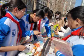 北京十八中举办校园义卖，售卖所得全部用作公益金图片
