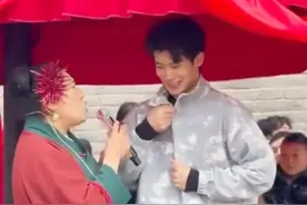 网传开封“王婆”五年前在角落练舞视频：舞台虽小，依旧认真图片