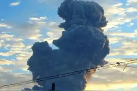 突发！日本一火山爆炸性喷发图片
