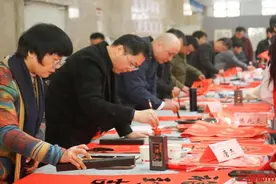 挥毫书春联 书法家走进长沙职院送祝福图片