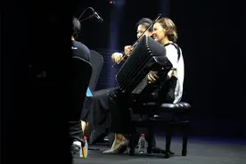 华丽、优雅、激情、浪漫……听西多罗娃用手风琴舞一曲“上海探戈”图片