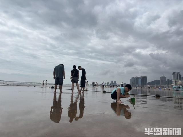 热闹的周末沙滩